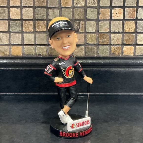 Brooke Henderson golfer, limited edition Senators Bobblehead Figurine -Black Red - Picture 3 of 4